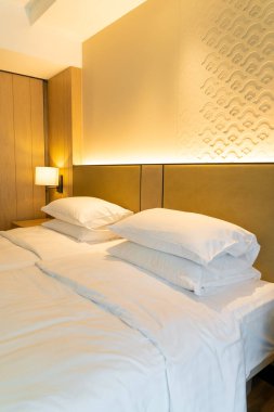 Beyaz yastık süslemesi otel odasında, yatak odasında.