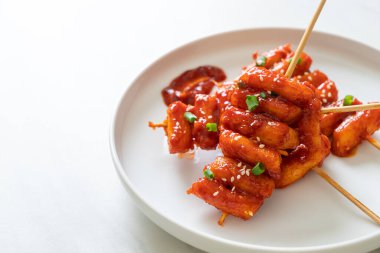 Kore usulü baharatlı soslu kızarmış Kore pirinç keki (Tteokbokki).