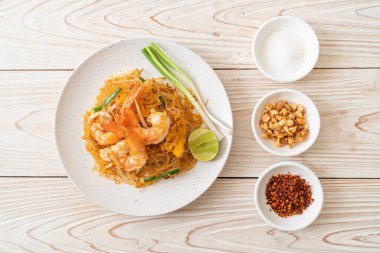 Vermicelli Pad Thai veya Tayland usulü karidesli kızartılmış vermicelli.