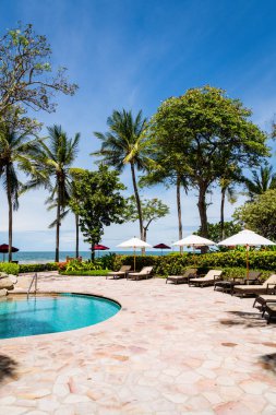 Otel havuzunda yüzme havuzu - tatil ve tatil konsepti