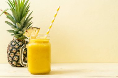Tahta masada taze ananas suyu bardağı - Sağlıklı içecek