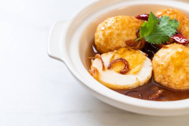 Tamarind soslu haşlanmış yumurta veya tatlı ve ekşi yumurta.