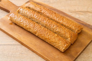 Kızarmış Çin balık köftesi ya da tahta üzerinde balık köftesi.