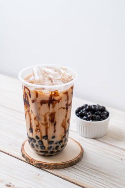 Tahta masada köpüklü Tayvan sütü çayı