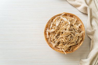 Kurutulmuş küçük çıtır balık.