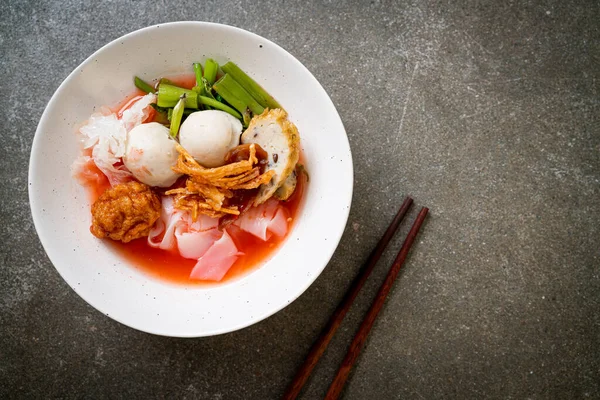 Yen タイ風麺に豆腐と魚のボールを赤スープに盛り付けたもの アジア料理スタイル — ストック写真