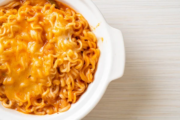 Tigela Macarrão Instantâneo Picante Com Queijo Mussarela — Fotografia de Stock