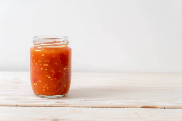 Chili Oder Chilisoße Flasche Und Glas Auf Wwd Hintergrund — Stockfoto