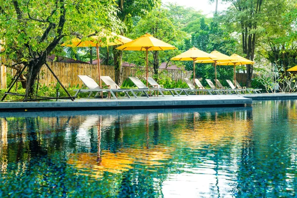 Dekoration Von Sonnenschirmen Und Poolbetten Rund Das Schwimmbad Hotelresort — Stockfoto