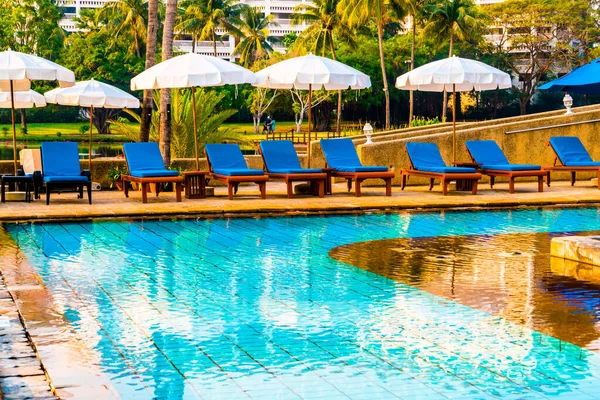 Beautiful Umbrella Chair Swimming Pool Hotel Resort Vacation Holiday Concert — Stock Photo, Image