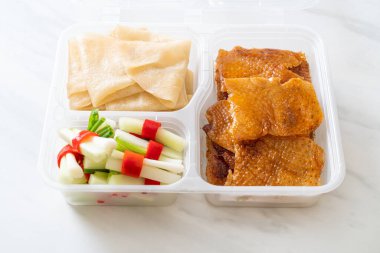 Teslimat kutusunda Pekin Ördeği - Çin yemeği tarzı