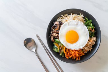 Bibimbap, Kore baharatlı salata pilav ve sahanda yumurta. Geleneksel Kore yemeği tarzı.
