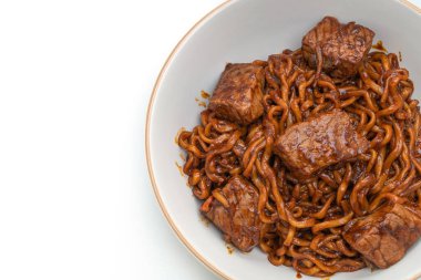 Jjapaguri ya da Chapaguri, Koreli siyah fasulye baharatlı erişteler beyaz arka planda izole edilmiş.