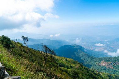 Tayland, Chiang Mai 'deki Kew Mae Pan Doğa Yolu' nda bulutlu ve mavi gökyüzü olan güzel bir dağ tabakası.