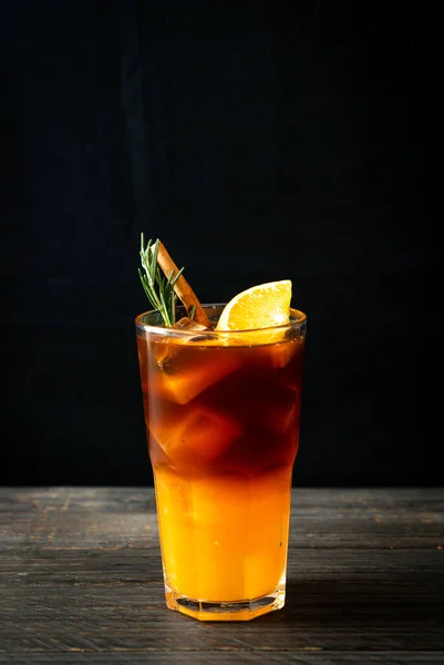 Copo Café Preto Americano Gelado Camada Suco Laranja Limão Decorado — Fotografia de Stock