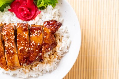 tepesinde ekmek kapısı üzerinde teriyaki soslu ızgara tavuk
