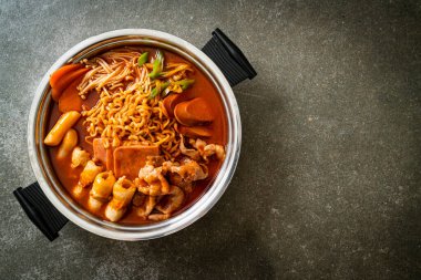 Budae Jjigae ya da Budaejjigae (ordu yahnisi ya da ordu üssü). Kimchi, konserve jambon, sosis, ramen eriştesi ve çok daha popüler Kore usulü sıcak yemek ile dolu.