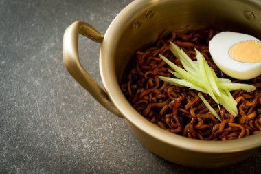 Kore fasulye soslu Anında Erişte salatalık ve haşlanmış yumurta (Jajangmyeon veya Jjajangmyeon) - Kore yemek tarzı