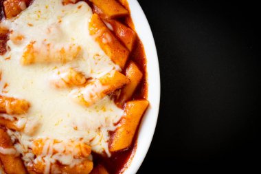 Peynirli Kore soslu Kore pirinç keki, peynirli Peynirli Tokpokki, Peynirli Tteokbokki - Kore yemeği tarzı