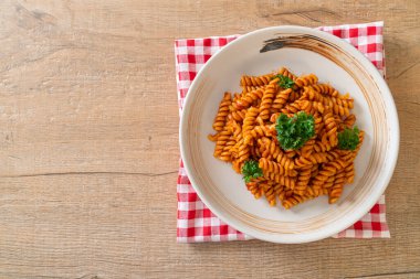 domates soslu ve maydanozlu spiral veya spiralli makarna - İtalyan yemek tarzı