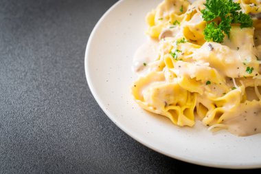 İtalyan usulü mantar soslu ve peynirli tortellini makarnası.