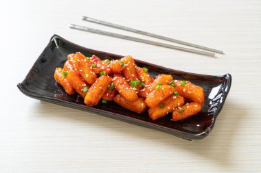 Kore usulü baharatlı pirinç keki (Tteokbokki).