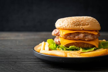 Domuz burger veya peynirli domuz burger ve patates kızartması.