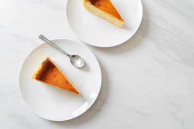 Beyaz tabakta ev yapımı cheesecake.