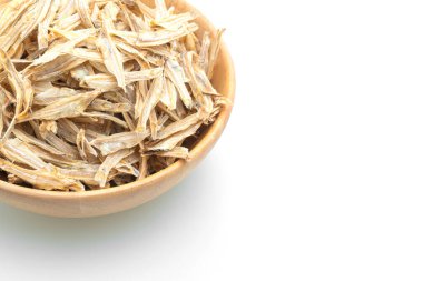 Beyaz arka planda izole edilmiş kuru ve çıtır çıtır fırın balığı.