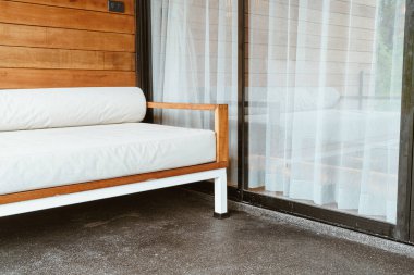 Boş kanepe ya da balkondaki kanepe rahatlamak için.