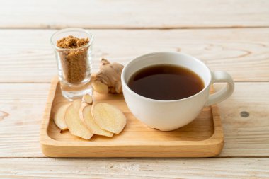 Zencefil köklü sıcak ve tatlı zencefil suyu bardağı.