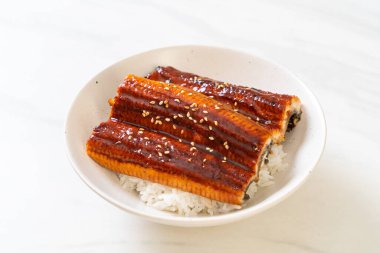 Japon yılan balığı pilav kasesi ya da Unagi don ile kızartılır.