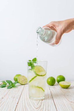 Naneli buzlu limonlu soda, ferahlatıcı içecek.