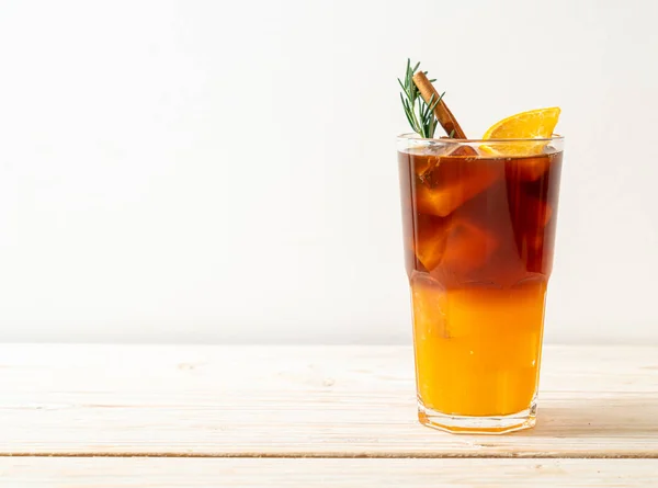 Copo Café Preto Americano Gelado Camada Suco Laranja Limão Decorado — Fotografia de Stock