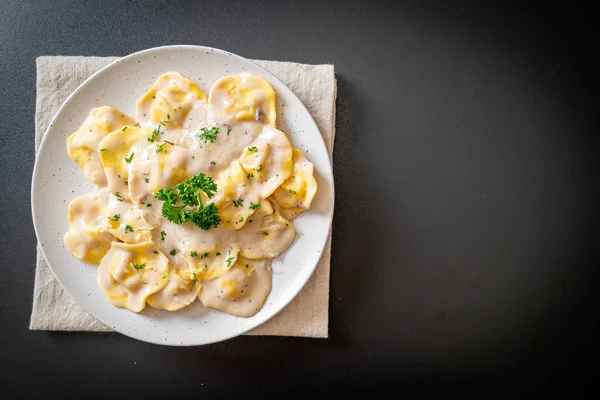 Ravioli Tészta Gombakrém Szósszal Sajttal Olasz Ételstílus — Stock Fotó