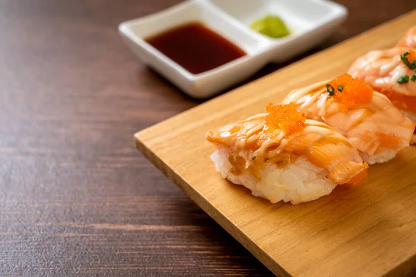Grillowane Sushi Łososiowe Drewnianej Płycie Japoński Styl Żywności — Zdjęcie stockowe