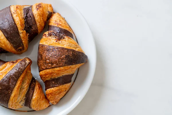 Croissant Frais Avec Chocolat Sur Assiette — Photo