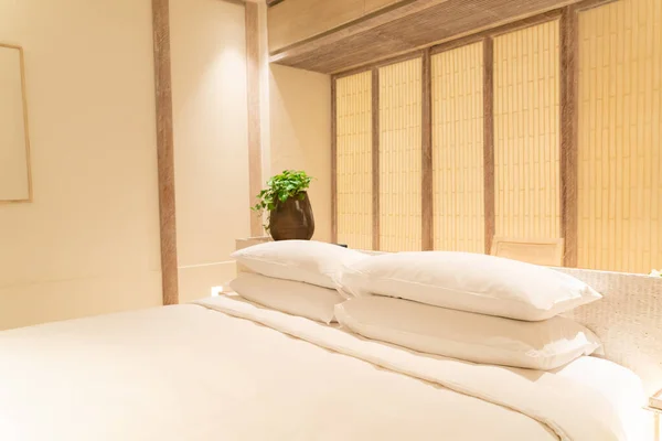 高級ホテルのリゾートのベッドルームにある白い枕の装飾 — ストック写真