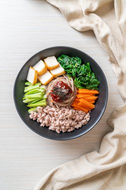 Kore baharatlı soğuk erişte - bibim makguksu ya da bibim guksu - Kore yemek tarzı