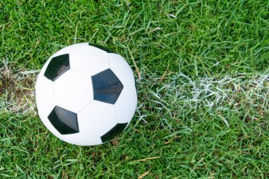 Futbol sahası arka planında fotokopi alanı ile futbol topu