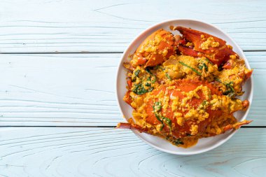 Köri tozuyla kızartılmış yengeç - Deniz ürünleri tarzı