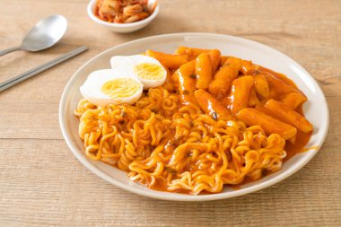 Baharatlı Kore soslu Ramen veya Kore hazır eriştesi ve Tteokbokki - Kore yemeği tarzı