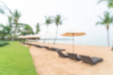 Sahilde deniz manzaralı soyut bulanık plaj sandalyesi - seyahat ve tatil konsepti