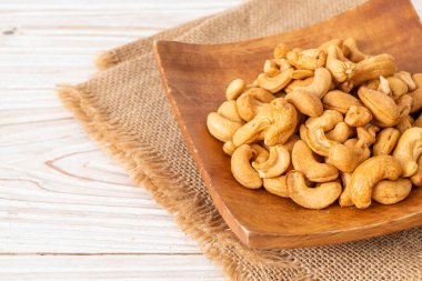 Tahta kasede fındık ve fotokopi alanı.