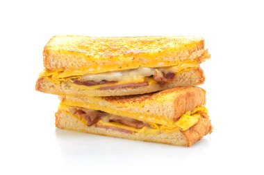 Fransız tostlu jambonlu peynirli sandviç ve beyaz arka planda yumurta.