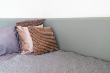 Yatak odasındaki yastık süslemesi