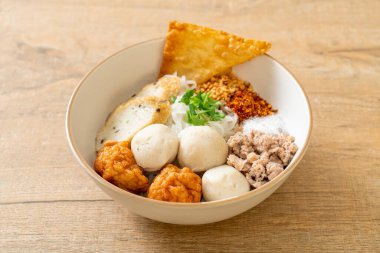 Balık köfteli ve karides köfteli baharatlı pirinç eriştesi. Asya usulü.