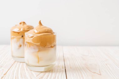 Dalgona kahvesi. Krem şantili buzlu içecek, kahve köpüğü ve süt. Covid-19 şehir karantinası sırasındaki son moda içki, ev konseptinde kalın..