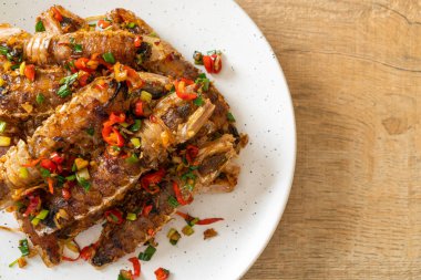 Kızarmış Mantid Karidesi ya da Acılı ve Tuzlu Kerevit Deniz Ürünleri Stili