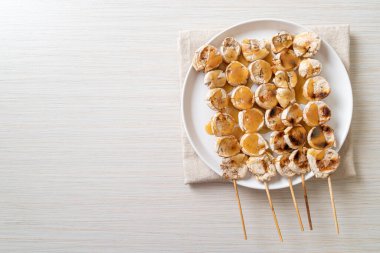 Izgarada dilimlenmiş muz ve karamel sosu.